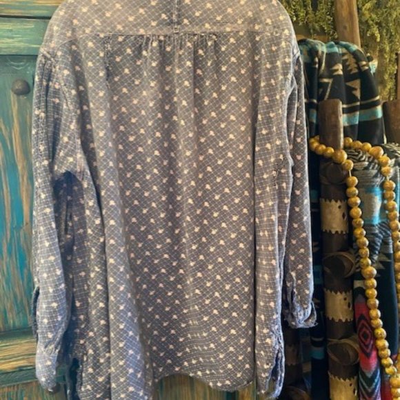 Magnolia Pearl Sitting Bull Shirt in Clover - Picture 2 of 3